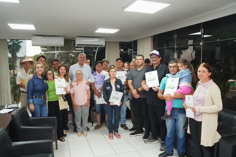 Prefeitura de Catalão entrega 20 escrituras definitivas a famílias de cinco bairros