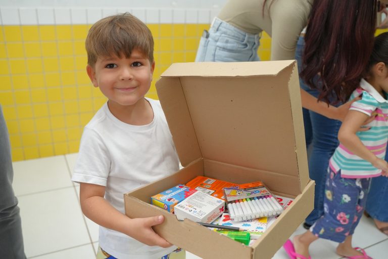 Prefeitura de Catalão finaliza entrega de 5 mil kits escolares em parceria com o Governo de Goiás