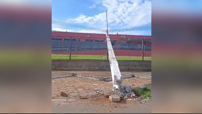 Poste é atingido por veículo e fica sustentado apenas pelos cabos em Catalão