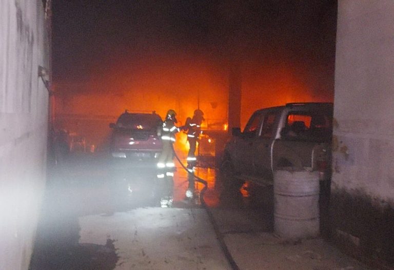 Incêndio atinge oficina no bairro Paineiras, em Catalão, e destrói seis veículos