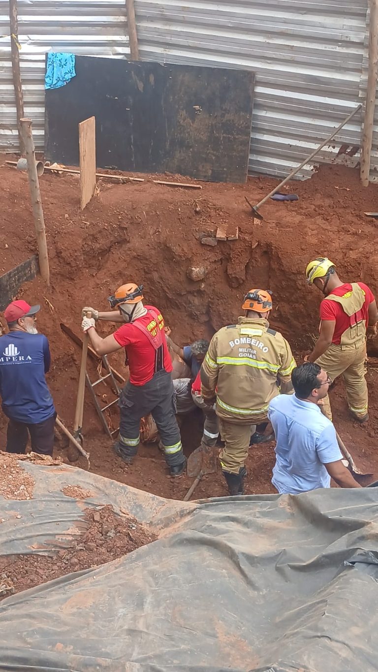Deslizamento de terra deixa quatro trabalhadores soterrados em Senador Canedo