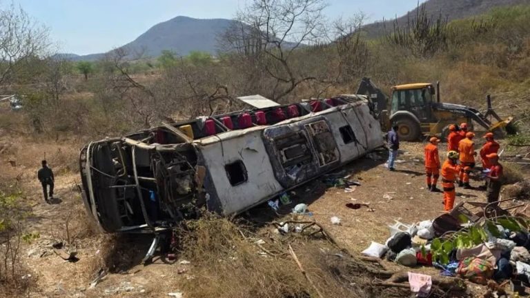 Acidente com ônibus de romeiros deixa ao menos 15 mortos no sertão de Alagoas