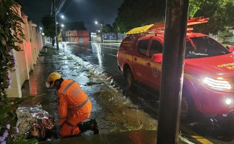 Homem é resgatado após ser arrastado por enxurrada durante forte chuva em Araguari