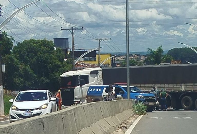 Motociclista fica ferida após grave acidente com carreta em Catalão