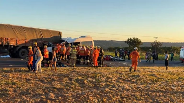 Tragédia: Acidente entre caminhão e van na BR-020 deixa cinco mortos e 11 feridos