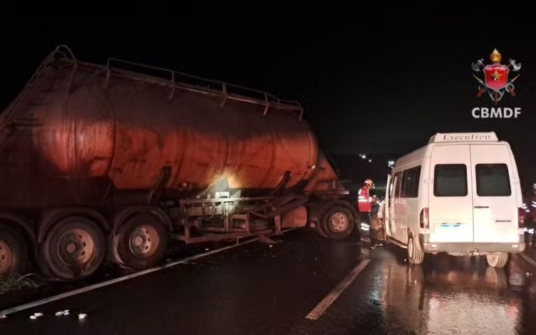 Acidente entre van de universitários e carreta deixa nove feridos na BR-020, em Formosa