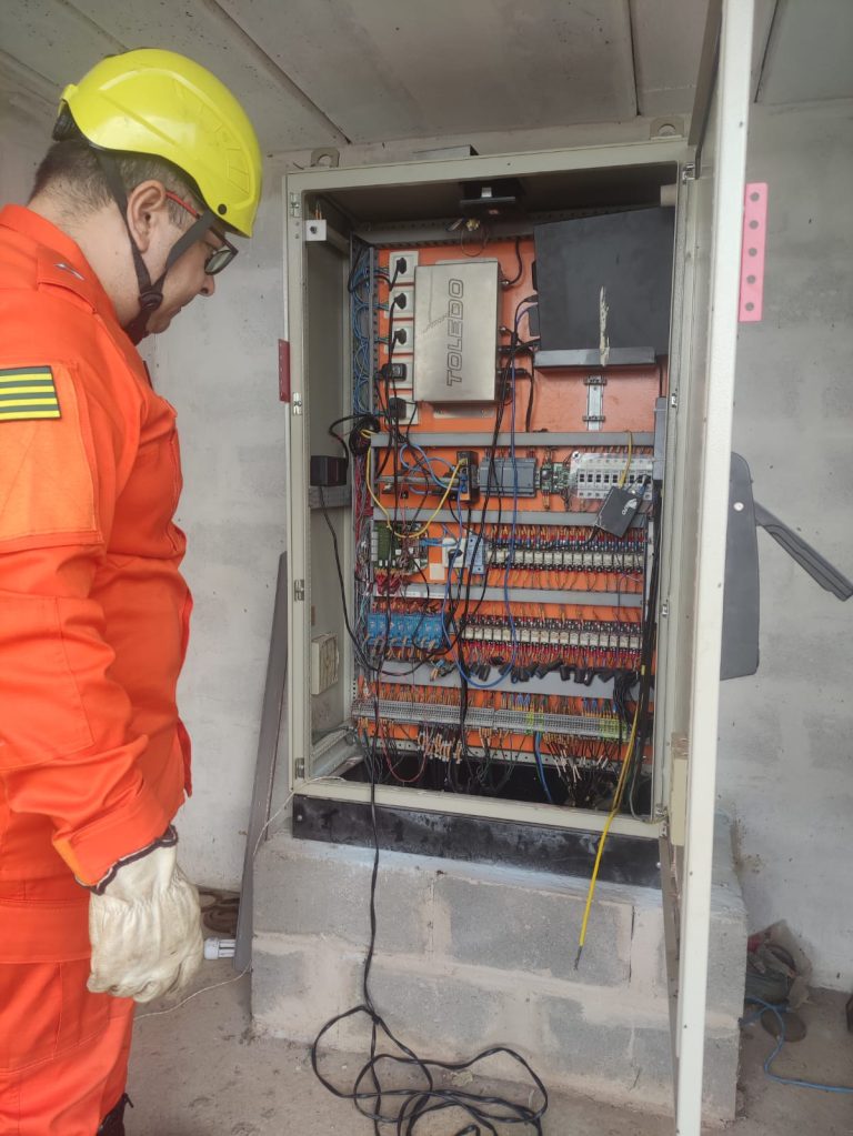 Bombeiros capturam duas cobras em posto de pesagem na BR-050, em Ipameri