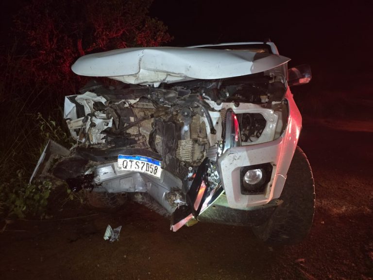 Acidente entre caminhonetes deixa motorista ferido na GO-210, em Catalão