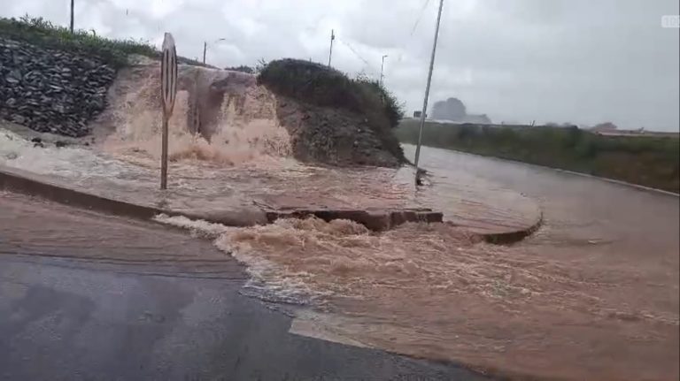 Temporal em Catalão provoca quedas de árvores, prejuízos e deixa motoristas ilhados na entrada do Pontal Norte