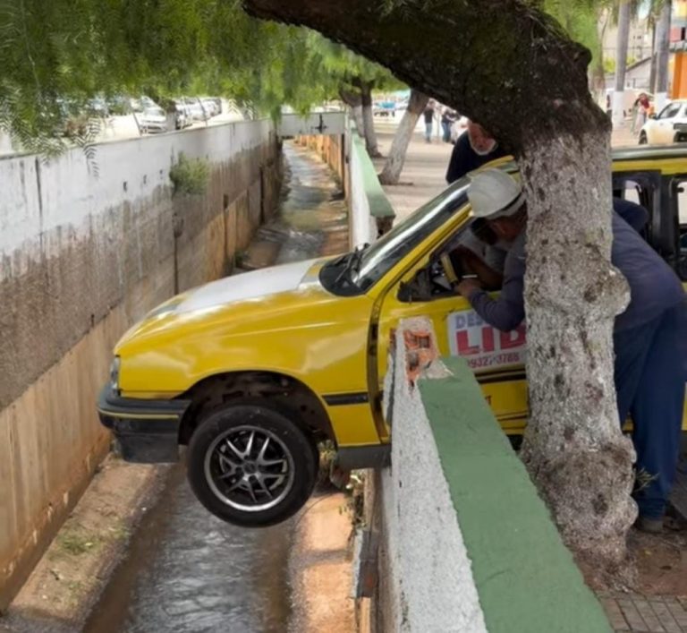 Carro fica pendurado em mureta de córrego após colisão em cruzamento de Catalão