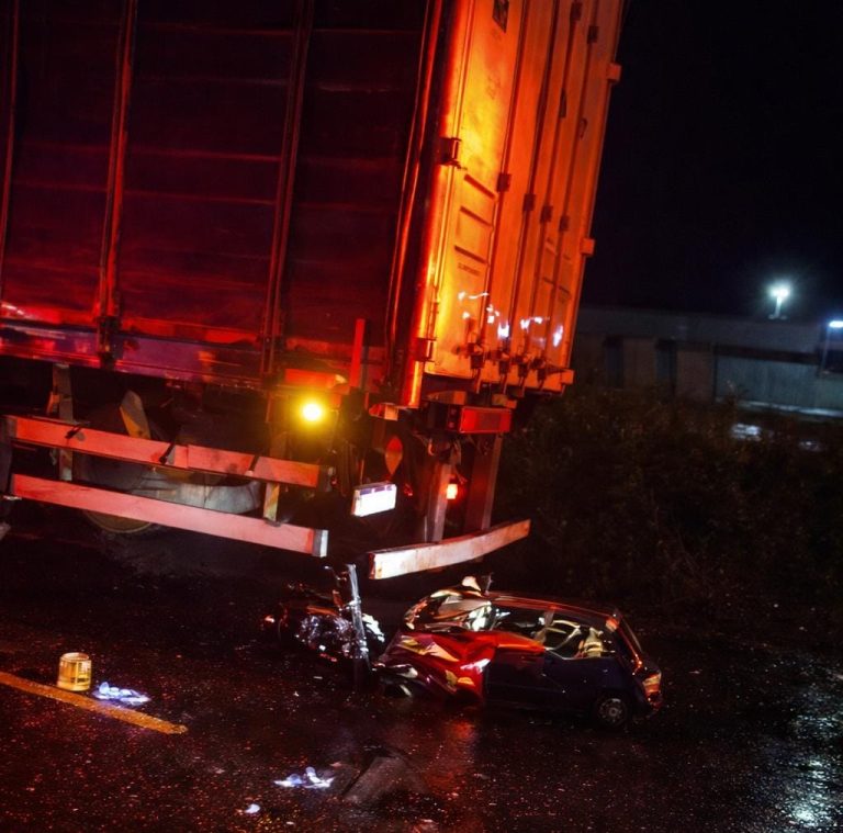 Motociclista fica gravemente ferido após bater em carreta estacionada em Catalão