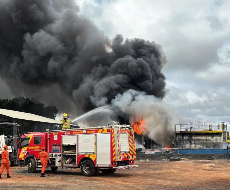 Incêndio de grandes proporções atinge usina de asfalto próxima à BR-050, em Catalão