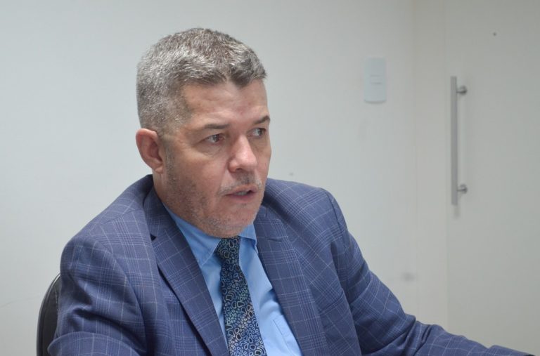 “Duplo pedal não impede acidentes”, diz Delegado Waldir após caso no Detran-GO