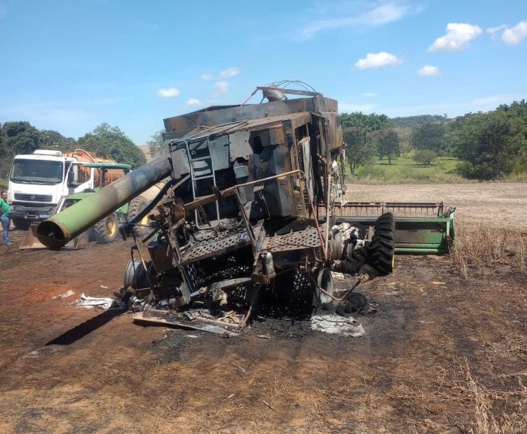 Incêndio destrói colheitadeira na zona rural de Ipameri