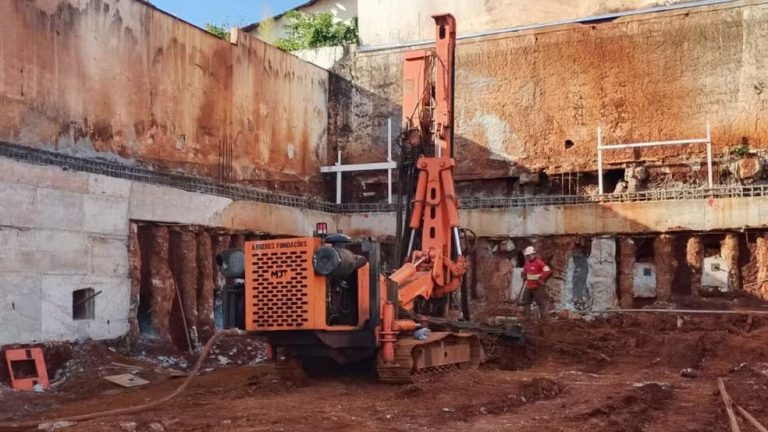 Trabalhador morre após máquina cair sobre ele em obra, em Uberlândia