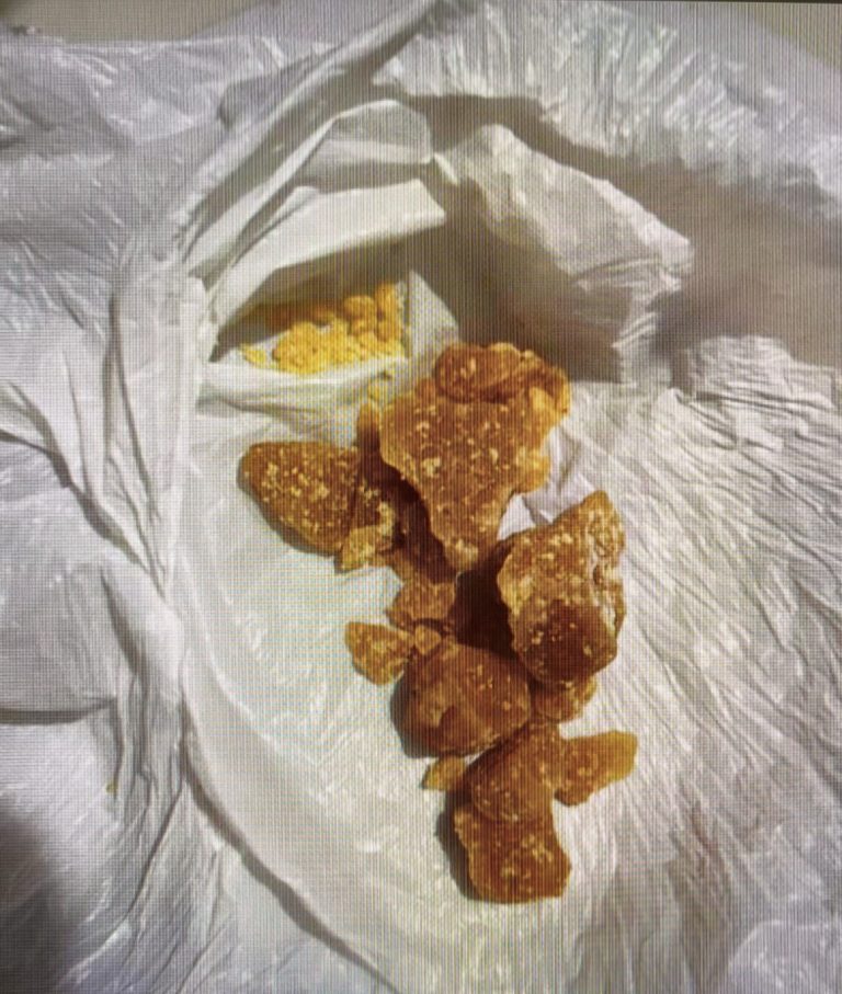 Suspeita de tráfico de drogas é presa em flagrante próximo a escola em Ipameri