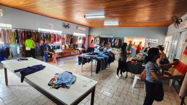Bazar com roupas de R$ 1 a R$ 20 ajuda financiar igreja de São Frei Galvão no Evelina Nuor