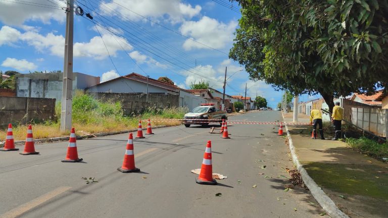 Veículo de grande porte derruba padrão de energia e mobiliza equipes na Avenida Anhanguera, em Catalão