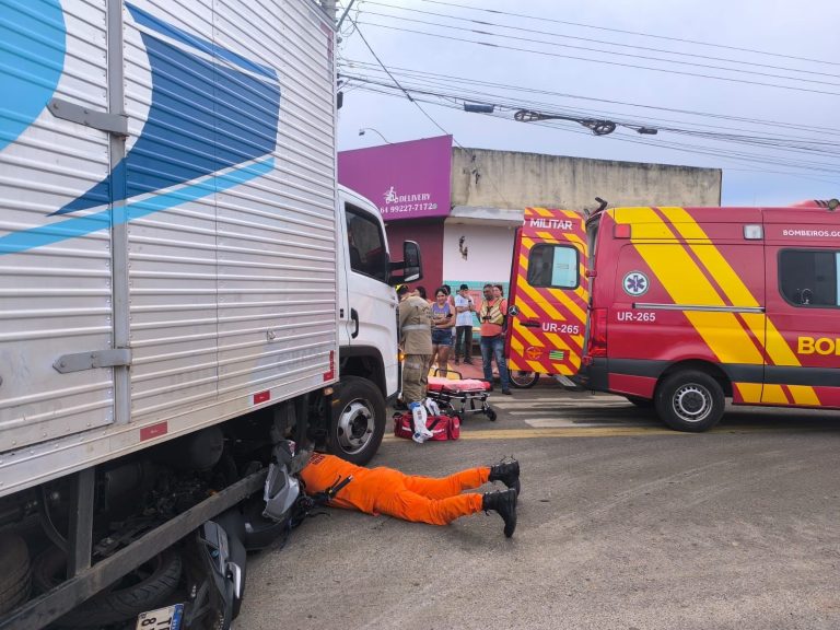 Motociclista fica preso sob caminhão após grave acidente em Caldas Novas