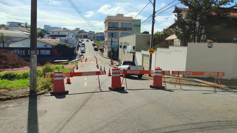 Rompimento em rede de drenagem provoca interdição de rua no bairro Mãe de Deus, em Catalão