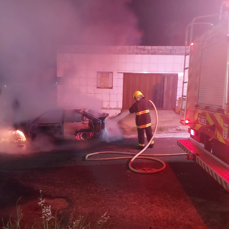 Carro abandonado é destruído por incêndio durante a madrugada em Catalão