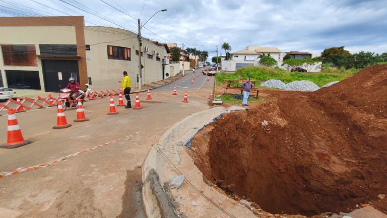 Atualização: obra em manilhamento leva à interdição total da Rua José Evangelista da Rocha no bairro Mãe de Deus