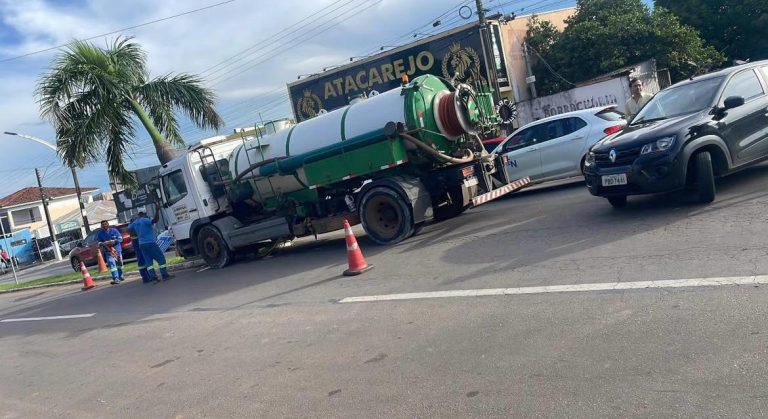 Caminhão da SAE perde controle e bate em árvore na Avenida JK, em Catalão