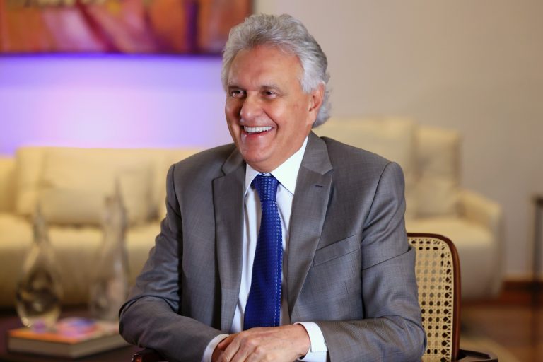 Caiado sanciona lei que concede 5,4% de reajuste aos professores da rede pública estadual