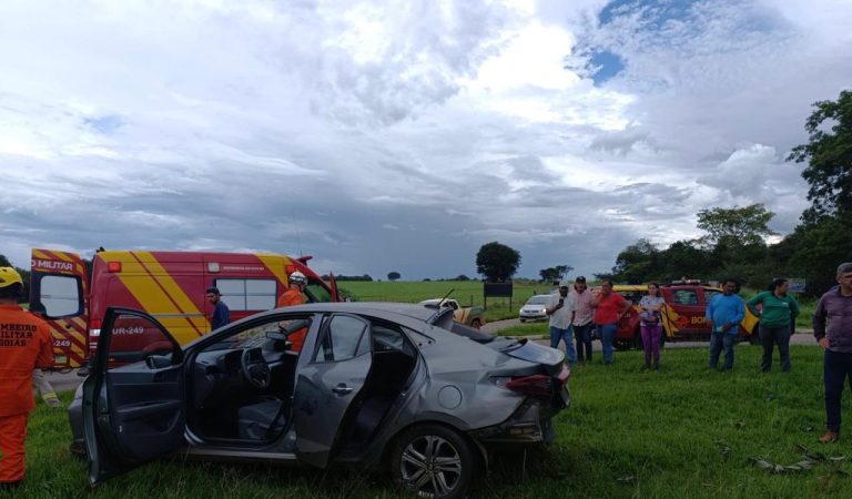 Acidente entre caminhão e carro deixa mulher gravemente ferida na GO-330, em Ipameri