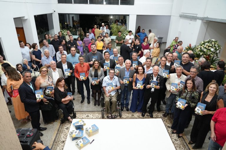 Câmara de Catalão recebe lançamento do livro sobre a história do Legislativo desde 1948