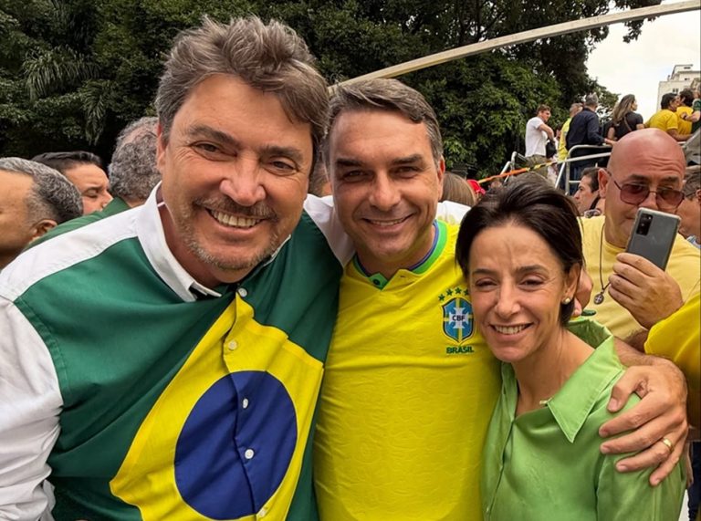 Wilder Morais e Ana Paula participam de manifestação na Paulista ao lado de Flávio Bolsonaro