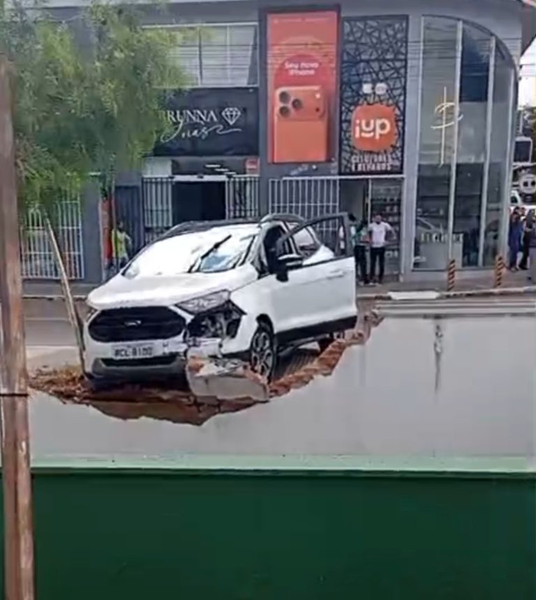 Carro quase caiu no córrego Pirapitinga em colisão no centro de Catalão