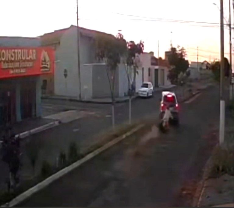 Colisão traseira deixa motociclista de 17 anos gravemente ferido em Catalão