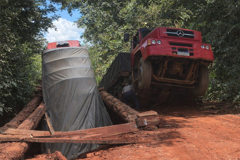 Ponte de madeira cede e caminhão carregado cai em ribeirão na zona rural de Catalão