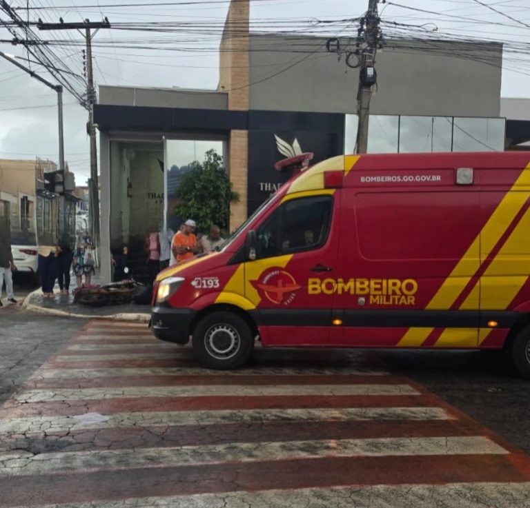 Motorista avança sinal vermelho, atinge motociclista e foge sem prestar socorro em Catalão