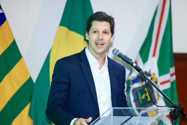 Daniel Vilela reforça infraestrutura de 126 municípios com investimento de R$ 165 milhões em asfalto de ruas e avenidas
