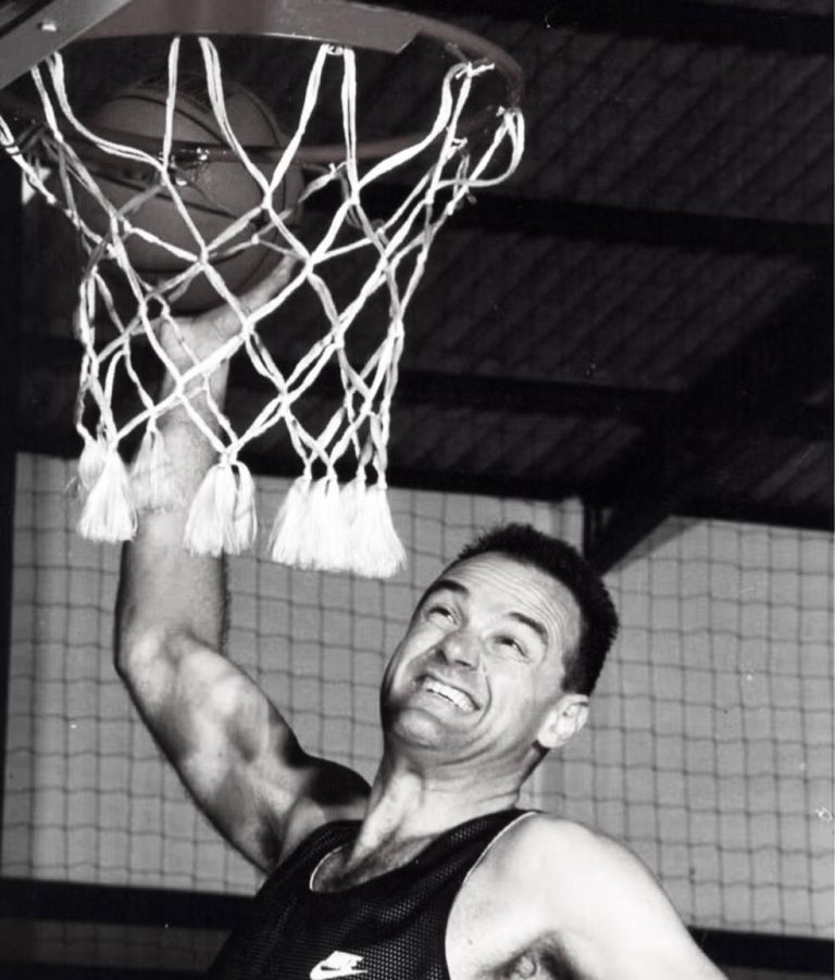 Oscar Schmidt, maior ídolo do basquete brasileiro, morre em SP aos 68 anos