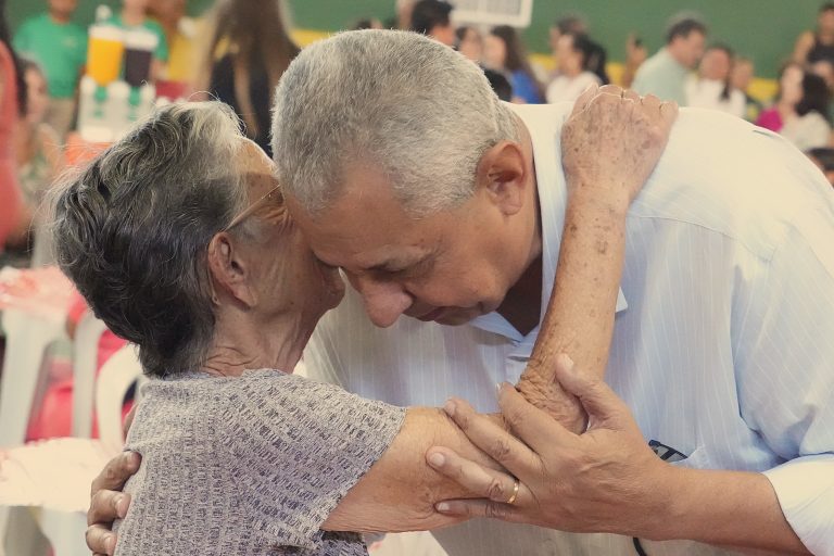 Pires Belo homenageia mães e entrega ginásio totalmente reformado
