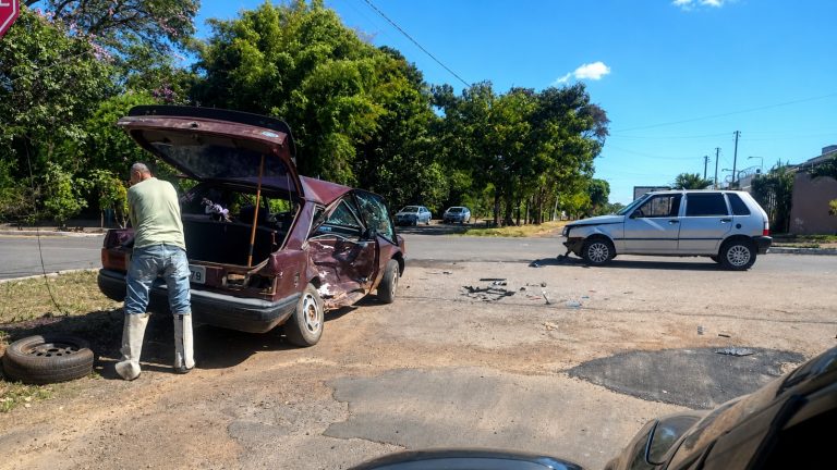 Motociclista fica ferida e colisão entre carros deixa três vítimas em Catalão