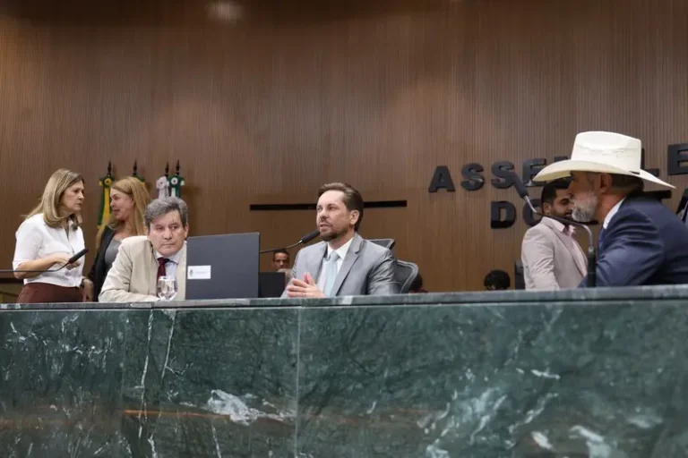 Bruno Peixoto mantém proibição de armas no plenário da Alego após confusão entre deputados