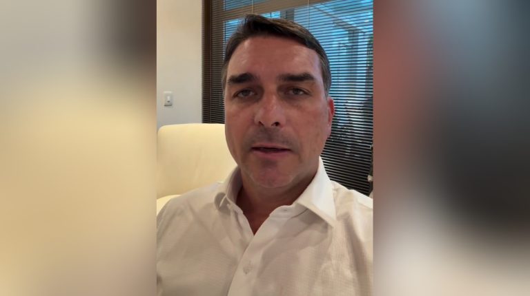 Flávio Bolsonaro comenta suposto financiamento de Daniel Vorcaro para filme