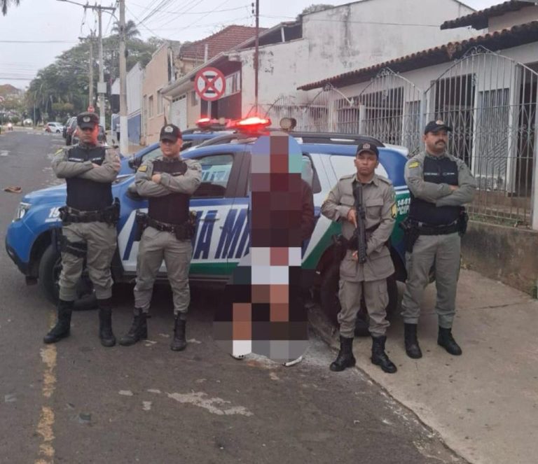 Homem esfaqueia colega de trabalho, ameaça passageiros de ônibus e acaba preso em Ipameri