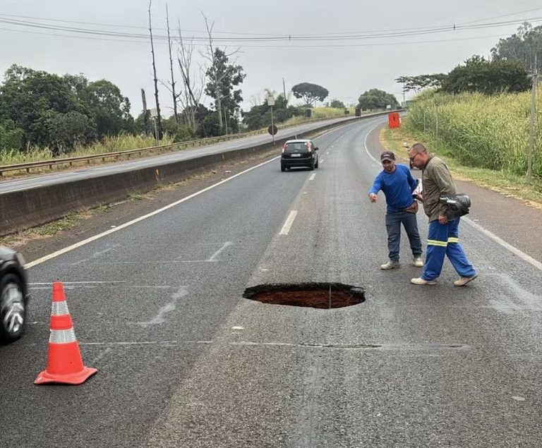 Grave erosão abre cratera na BR-050 e altera trânsito em Uberaba
