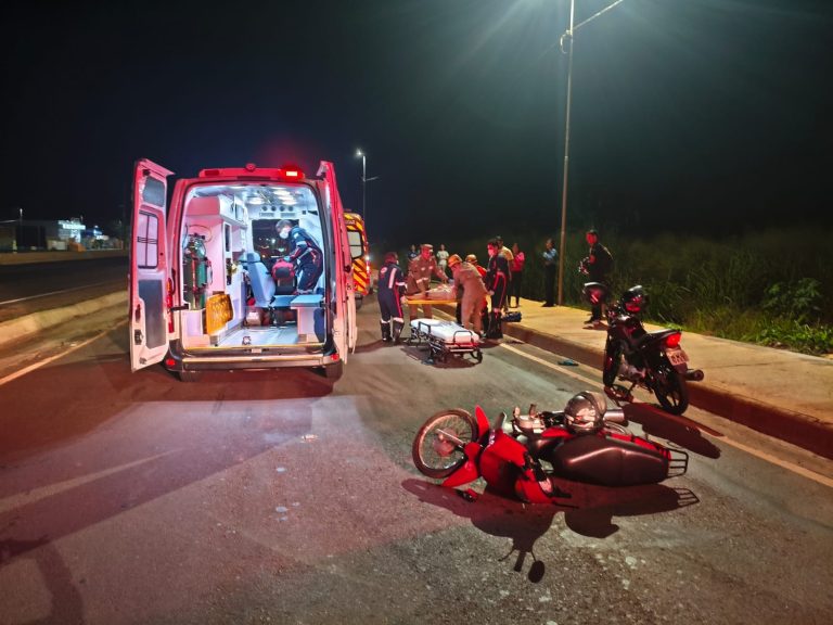 Queda de moto deixa jovem gravemente ferido no bairro Pontal Norte, em Catalão