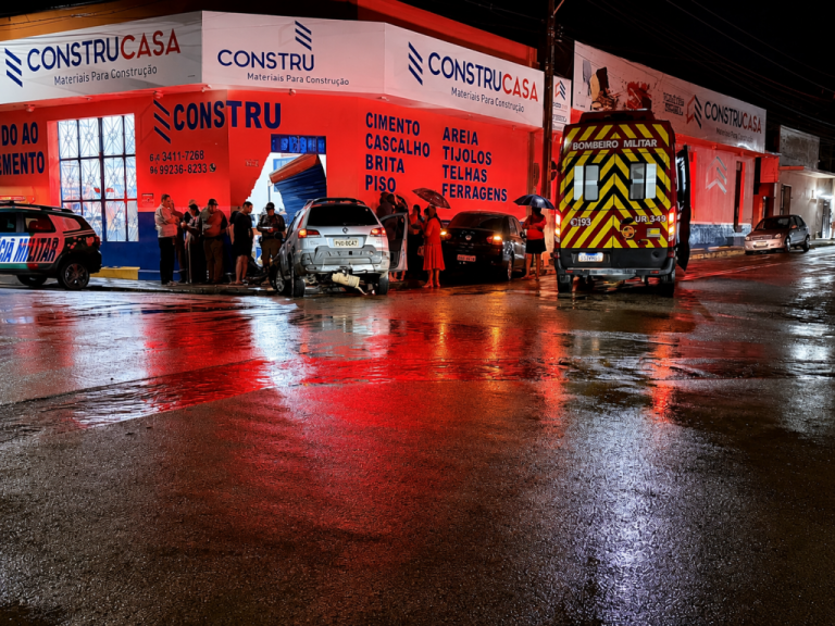 Duas crianças ficam feridas após acidente e carro atingir loja em Catalão