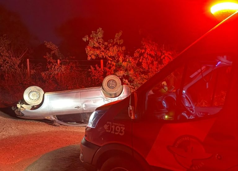 Motorista fica ferido após capotamento em estrada do Paraíso, zona rural de Ouvidor