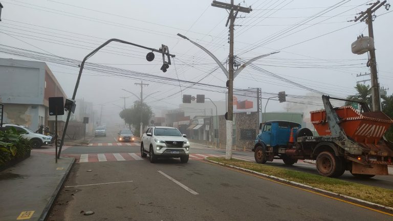 Semáforo é arrancado por caminhão e cruzamento fica sem sinalização em Catalão