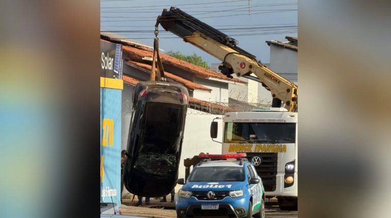 Carro capota após colisão em rotatória e passageira fica ferida em Catalão