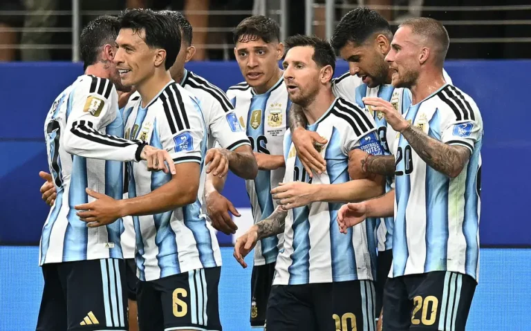 Messi se torna maior artilheiro da Copa do Mundo, marca dois gols e classifica Argentina às oitavas