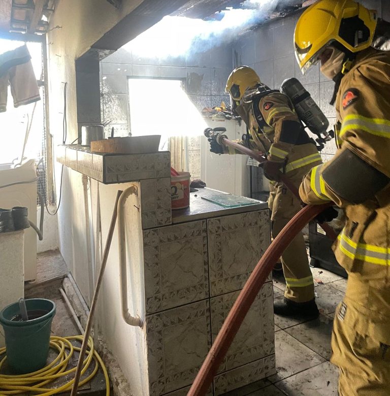 Incêndio destrói quarto e causa danos em residência no Centro de Ipameri
